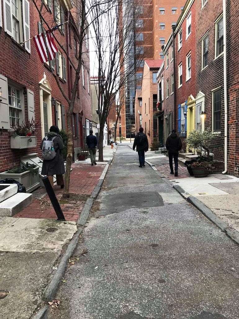 05: Entre el 914 de Lombard Street y Chinatown (Filadelfia), durante la sesión de Dietz y Wang titulada “Listening for Rebecca Jackson” (‘Escuchar con atención a Rebecca Jackson’), celebrada el 20 de marzo de 2019. Foto: Hong-Kai Wang