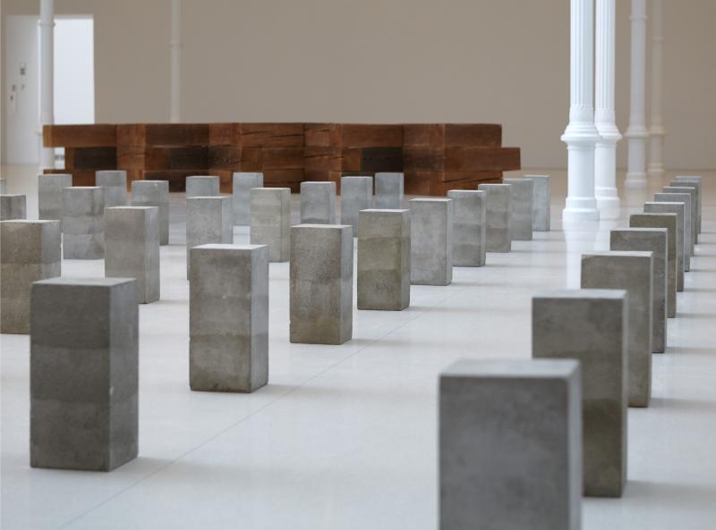 Vista de sala de la exposición Carl Andre. Escultura como lugar, 1958-2010, 2015