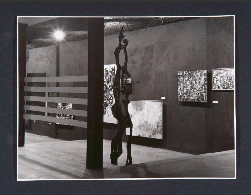 Vista de sala de la exposición. Leonor Antunes. camina por ahí. mira por aquí / walk around there. look through here, 2011 Vista de sala de la exposición. Leonor Antunes. camina por ahí. mira por aquí / walk around there. look through here, 2011