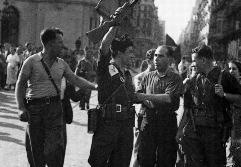 Joan Gracía Oliver y junto a Buenaventura Durruti y otros compañeros anarquistas celebran el éxito de la CNT-FAI en el aplastamiento del golpe de Estado fascista en Barcelona del 17, 18 y 19 de julio de 1936