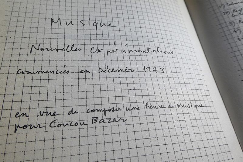 Extracto del facsímil de las notas de Jean Dubuffet para la música de la pintura animada Coucou Bazar, tomadas en diciembre de 1973, después de la dos primeras presentaciones del espectáculo en Nueva York (Museo Guggenheim, abril 1973) y en Paris (Grand Palais, septiembre 1973). La nueva versión se estrenó en Turin en junio de 1978 Extracto del facsímil de las notas de Jean Dubuffet para la música de la pintura animada Coucou Bazar, tomadas en diciembre de 1973, después de la dos primeras presentaciones del espectáculo en Nueva York (Museo Guggenheim, abril 1973) y en Paris (Grand Palais, septiembre 1973). La nueva versión se estrenó en Turin en junio de 1978