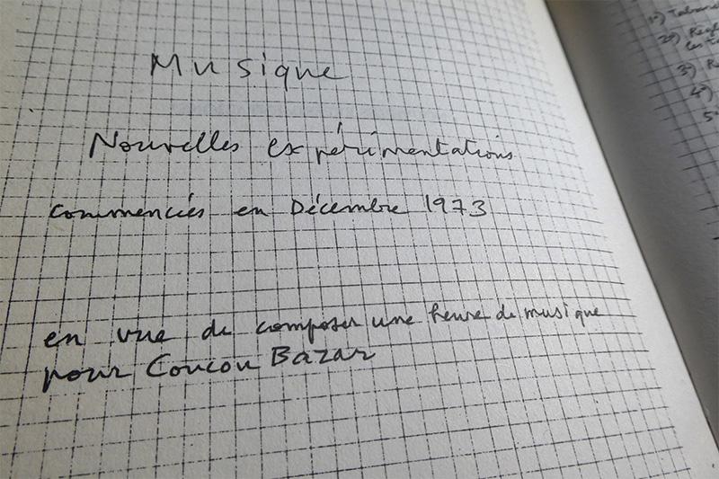 Extracto del facsímil de las notas de Jean Dubuffet para la música de la pintura animada Coucou Bazar, tomadas en diciembre de 1973, después de la dos primeras presentaciones del espectáculo en Nueva York (Museo Guggenheim, abril 1973) y en Paris (Grand Palais, septiembre 1973). La nueva versión se estrenó en Turin en junio de 1978