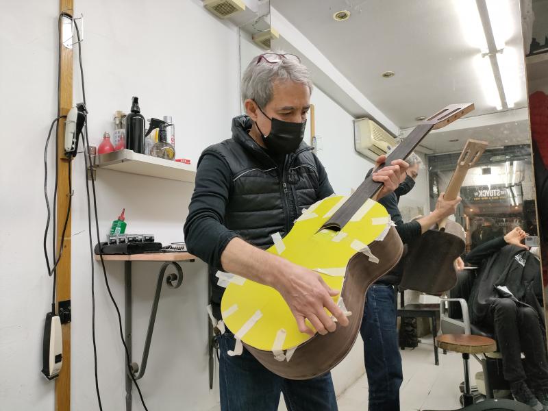 Gerardo Díaz con una de sus guitarras. Fotografía: José Luis Espejo Gerardo Díaz con una de sus guitarras. Fotografía: José Luis Espejo