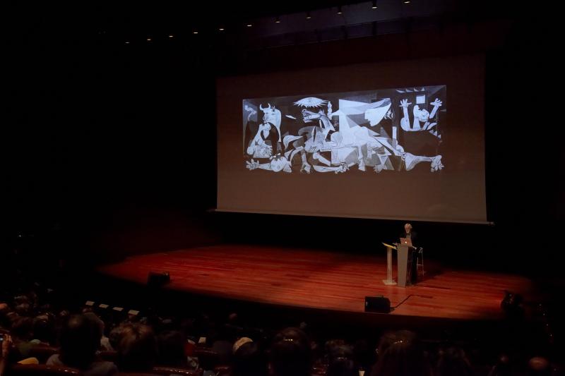 TJ Clark, en Otra mirada al Guernica, conferencia magistral. Museo Reina Sofía, 2011