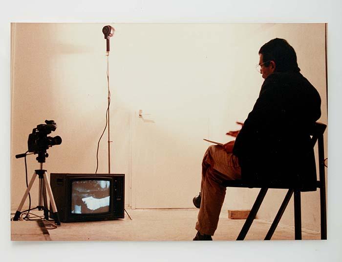 Ulises Carrión en la performance Mayordomos gemelos. Ámsterdam, Festival Internacional del Cine en Centrum Beeldende, 1983 Ulises Carrión en la performance Mayordomos gemelos. Ámsterdam, Festival Internacional del Cine en Centrum Beeldende, 1983