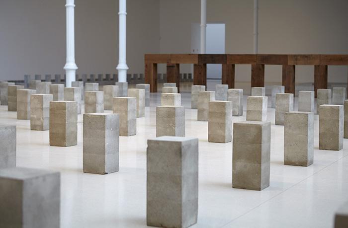Vista de sala de la exposición Carl Andre. Escultura como lugar, 1958-2010, 2015 Vista de sala de la exposición Carl Andre. Escultura como lugar, 1958-2010, 2015