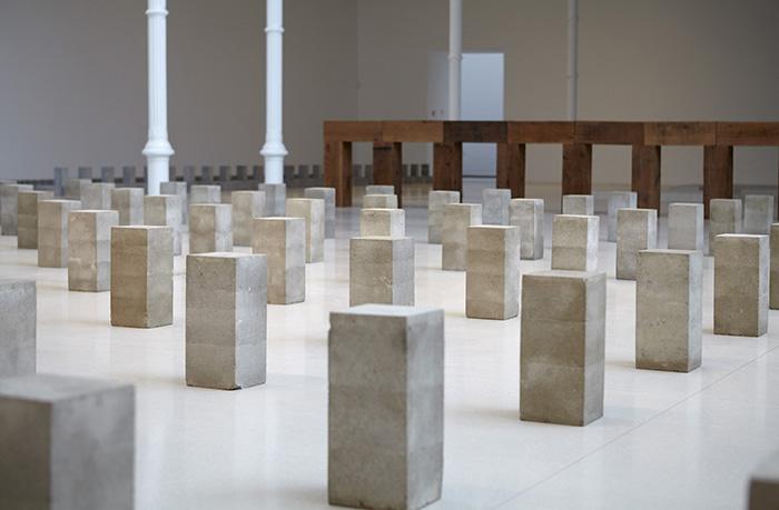 Vista de sala de la exposición Carl Andre. Escultura como lugar, 1958-2010, 2015