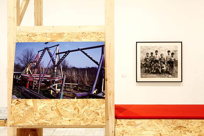 Vista de sala de la exposición. Playgrounds. Reinventar la plaza, 2014