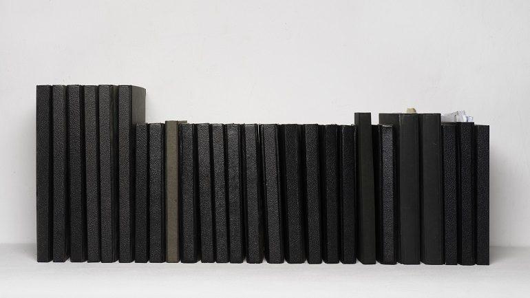 Ignasi Aballí Libretas negras, 2008. Impresión digital sobre papel fotográfico, 89 x 105 cm. Colección particular Ignasi Aballí Libretas negras, 2008. Impresión digital sobre papel fotográfico, 89 x 105 cm. Colección particular