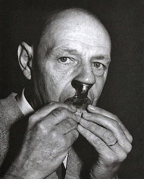 Jean Dubuffet tocando con una flauta nasal, también llamada “naciente”, 1961. Foto de J. Weber Jean Dubuffet tocando con una flauta nasal, también llamada “naciente”, 1961. Foto de J. Weber