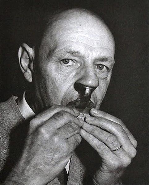 Jean Dubuffet tocando con una flauta nasal, también llamada “naciente”, 1961. Foto de J. Weber