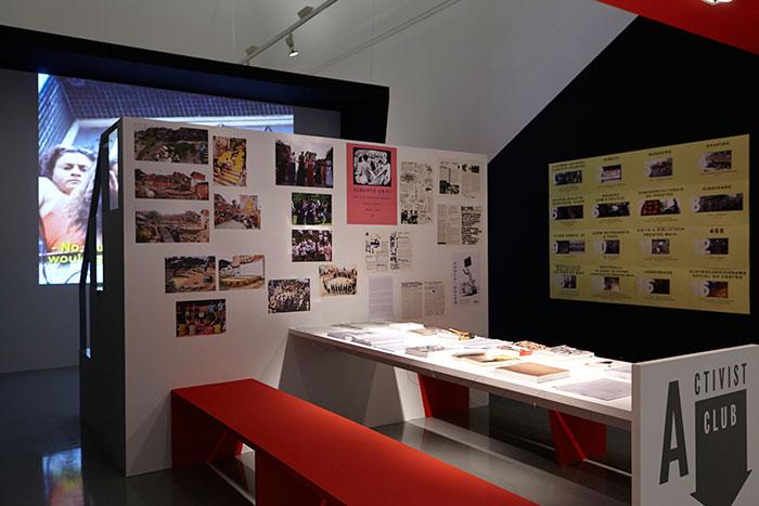 Vista de sala de la exposición. Playgrounds. Reinventar la plaza, 2014