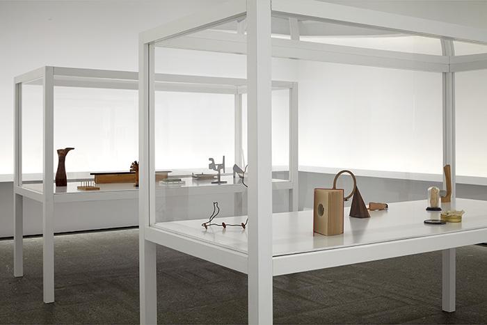 Vista de sala de la exposición Carl Andre. Escultura como lugar, 1958-2010, 2015