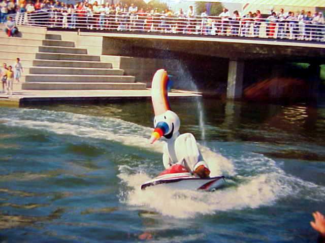 Curro por el Lago de España en moto, Sevilla, Expo 92 Curro por el Lago de España en moto, Sevilla, Expo 92