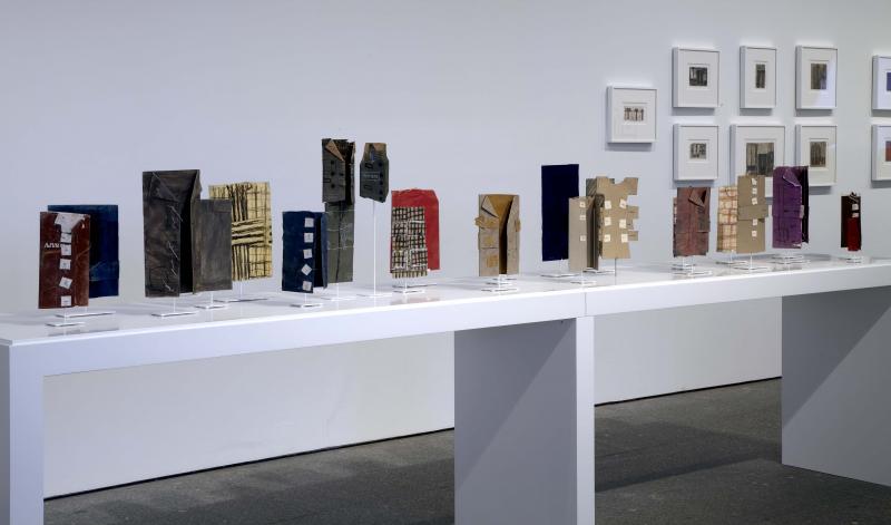Vista de sala de la exposición. James Castle. Mostrar y almacenar, 2011 Vista de sala de la exposición. James Castle. Mostrar y almacenar, 2011