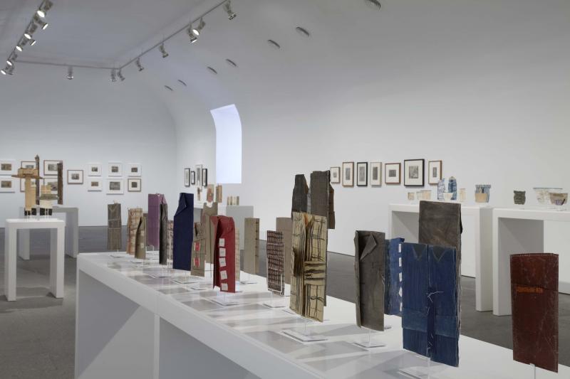Vista de sala de la exposición. James Castle. Mostrar y almacenar, 2011 Vista de sala de la exposición. James Castle. Mostrar y almacenar, 2011