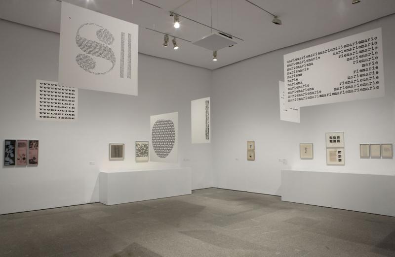 Vista de sala de la exposición. León Ferrari y Mira Schendel. El alfabeto enfurecido, 2010 Vista de sala de la exposición. León Ferrari y Mira Schendel. El alfabeto enfurecido, 2010