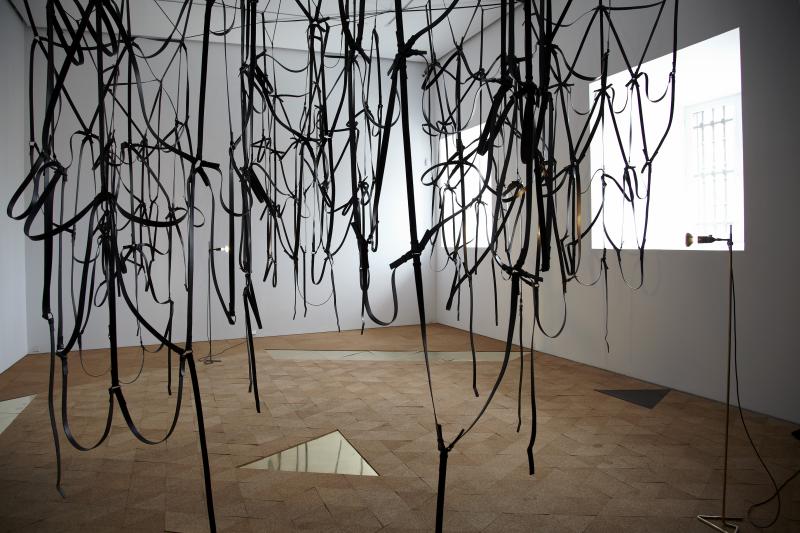 Vista de sala de la exposición. Leonor Antunes. camina por ahí. mira por aquí / walk around there. look through here, 2011 Vista de sala de la exposición. Leonor Antunes. camina por ahí. mira por aquí / walk around there. look through here, 2011
