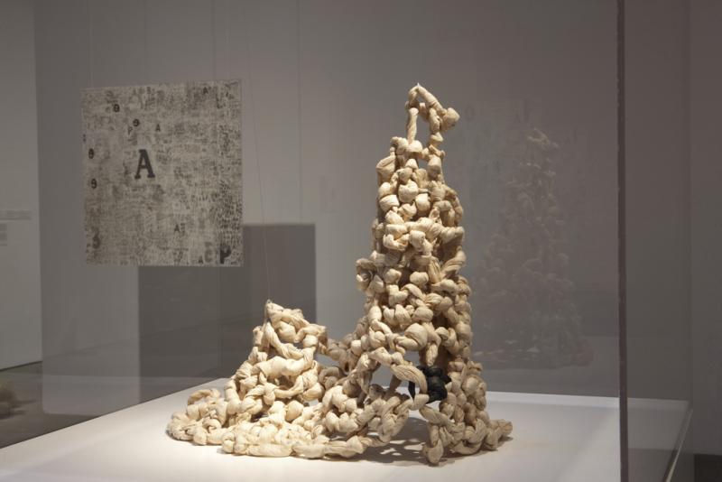 Vista de sala de la exposición. León Ferrari y Mira Schendel. El alfabeto enfurecido, 2010 Vista de sala de la exposición. León Ferrari y Mira Schendel. El alfabeto enfurecido, 2010