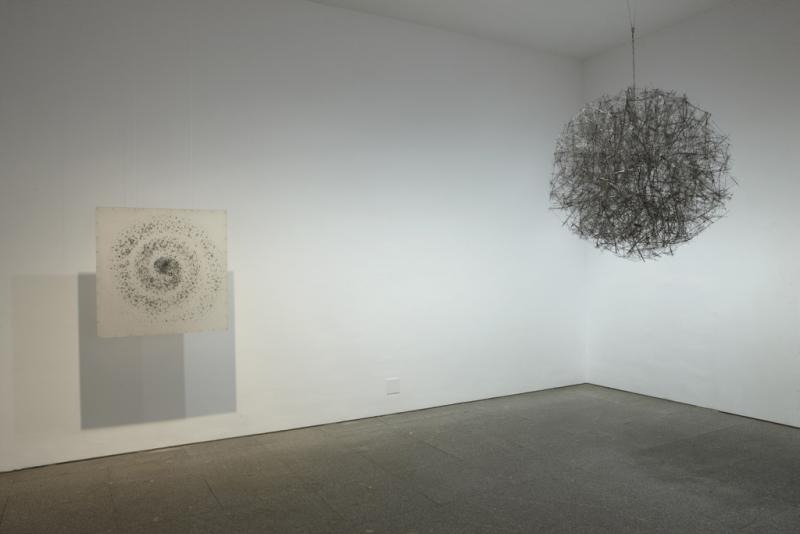 Vista de sala de la exposición. León Ferrari y Mira Schendel. El alfabeto enfurecido,  2010