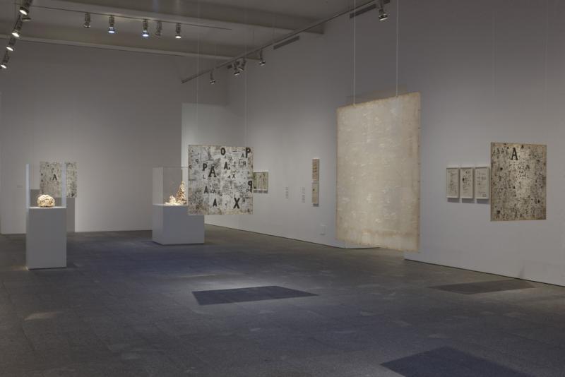 Vista de sala de la exposición. León Ferrari y Mira Schendel. El alfabeto enfurecido, 2010 Vista de sala de la exposición. León Ferrari y Mira Schendel. El alfabeto enfurecido, 2010
