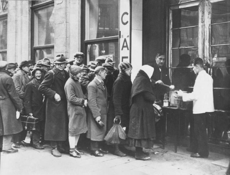 Lothar Ruebelt. The needy at the social kitchen in Steyr, Austria, 1932. IMAGNO/Collection Christian Brandstätter, Wien