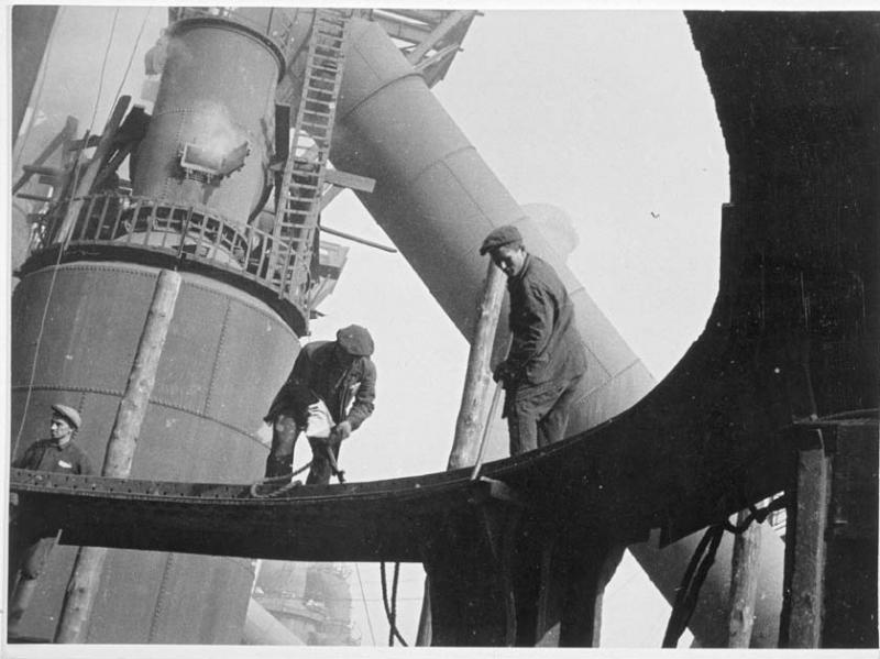 Gregori Zelma. Trabajadores en la construcción de un alto horno, 1930.  Museum Ludwig, Colonia