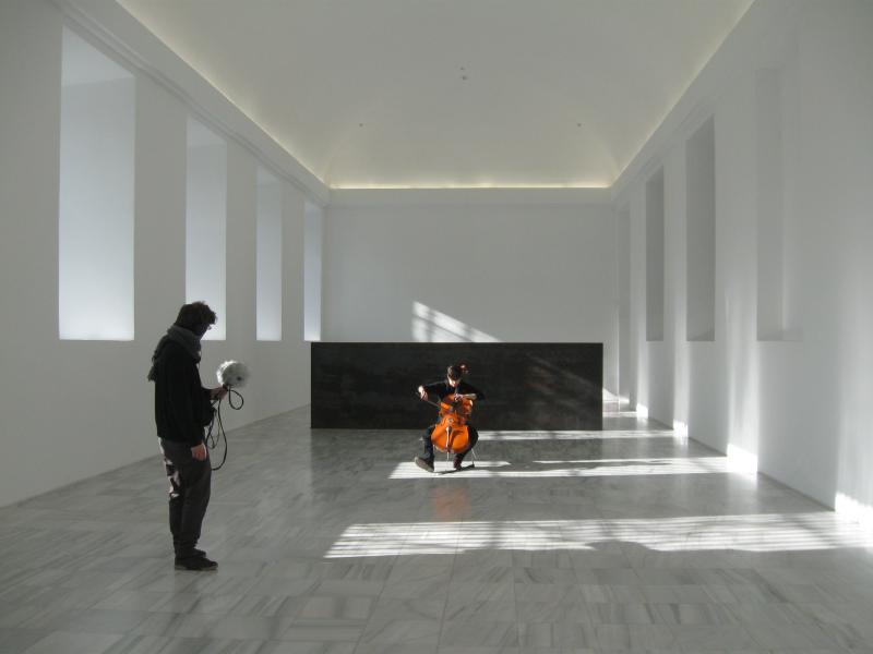 Edu Comelles y Sara Galán durante la grabación de campo para la pieza I'm playing in this room. Edu Comelles y Sara Galán durante la grabación de campo para la pieza I'm playing in this room.