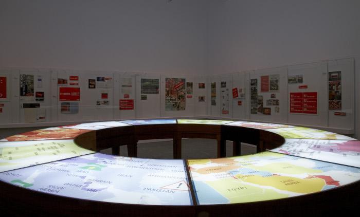 Vista de sala de la exposición. Antoni Muntadas.Entre/Between, 2011