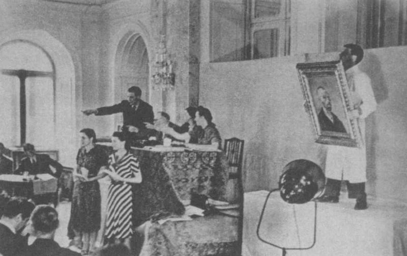 Subasta de arte degenerado incautado. Salón principal del Grand Hotel National de Lucerna, 1939. El marchante Theodor Fischer (extremo izquierdo) subastando el Autorretrato  de Vicent van Gogh.