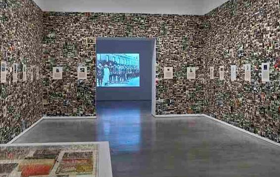 Vista de sala de la exposición Aún no. Sobre la reinvención del documental y la crítica de la modernidad, 2015 Vista de sala de la exposición Aún no. Sobre la reinvención del documental y la crítica de la modernidad, 2015