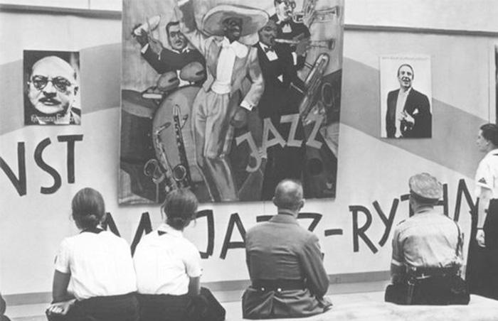 Vista de la exposición Música degenerada, 1938 Vista de la exposición Música degenerada, 1938