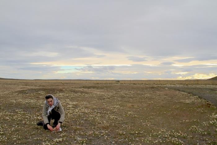 La artista Alejandra Pérez en Pali Aike, Patagonia