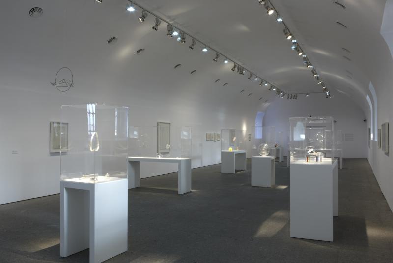 Vista de sala de la exposición. Georges Vantongerloo. Un anhelo de infinito, 2010