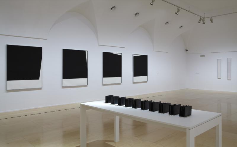 Vista de sala de la exposición. Elena Asins. Fragmentos de la memoria, 2011
