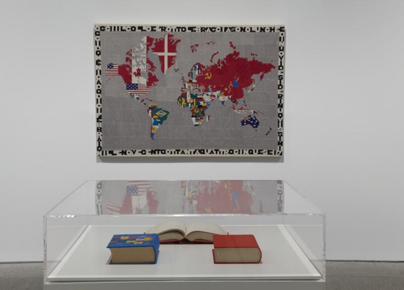 Vista de sala de la exposición. alighiero boetti. estrategia de juego, 2011 Vista de sala de la exposición. alighiero boetti. estrategia de juego, 2011