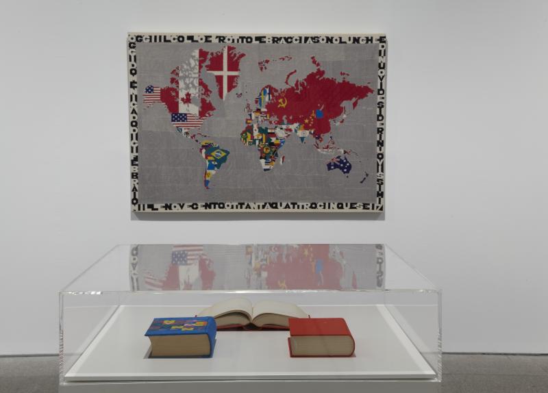 Vista de sala de la exposición. alighiero boetti. estrategia de juego, 2011