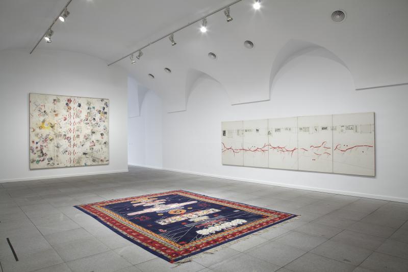 Vista de sala de la exposición. alighiero boetti. estrategia de juego, 2011 Vista de sala de la exposición. alighiero boetti. estrategia de juego, 2011