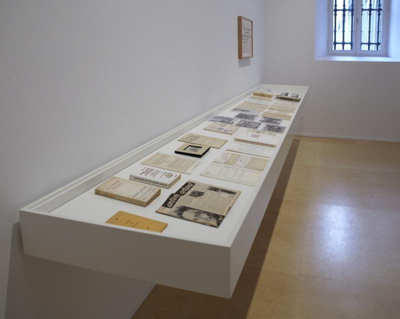 Vista de sala de la exposición. Espectros de Artaud. Lenguaje y arte en los años cincuenta, 2012