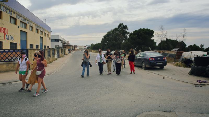 Visita de la Brigada al asentamiento frente a las naves de las empresas freseras en Palos de la Frontera, 22 de mayo de 2021. Fotografía: Cristina Pérez Ruiz (quepo.org)