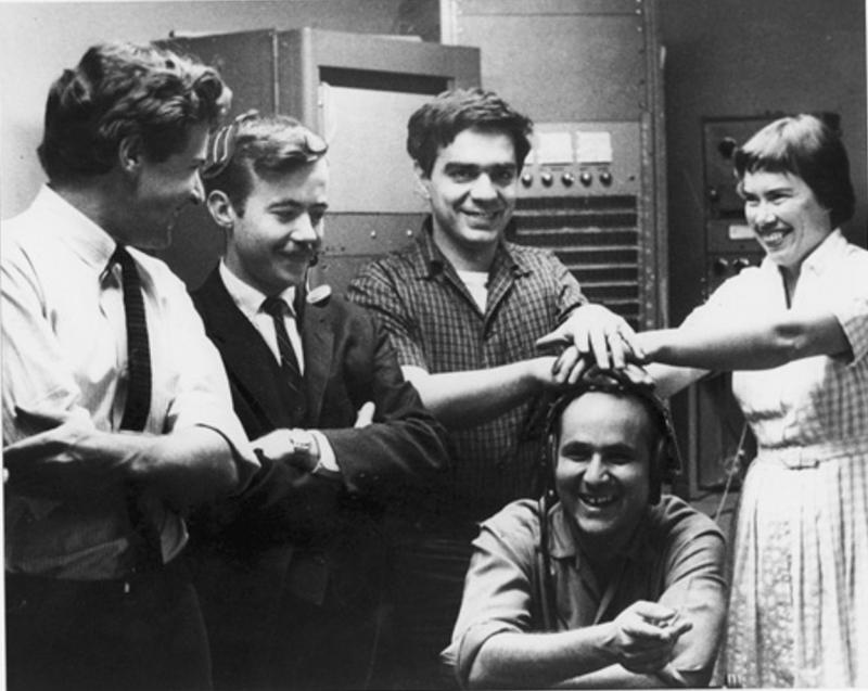Foto de grupo. San Francisco Tape Music Center. De izquierda a derecha: Tony Martin, William Maginnis, Ramón Sender, Morton Subotnick y Pauline Oliveros. Foto de grupo. San Francisco Tape Music Center. De izquierda a derecha: Tony Martin, William Maginnis, Ramón Sender, Morton Subotnick y Pauline Oliveros.