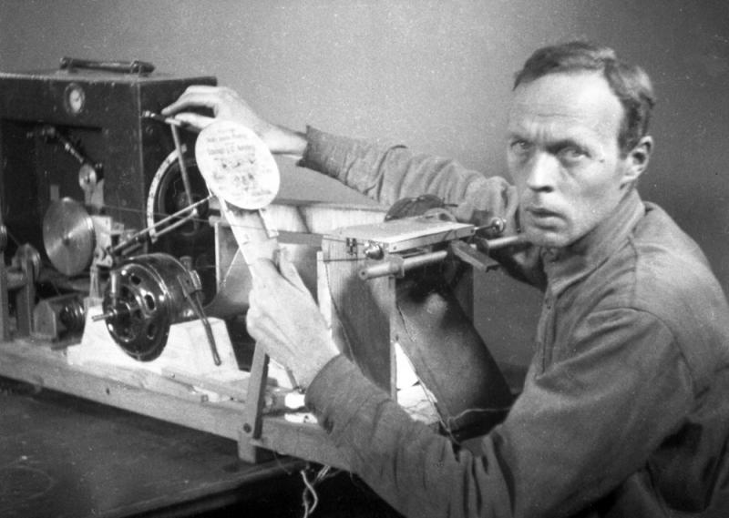 Evgeny Sholpo con su variophone. 1932