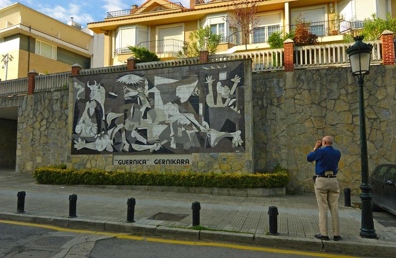 Mural en Gernika, Vizcaya 2005 © Heinz Hebeisen/ Iberimage Mural en Gernika, Vizcaya 2005 © Heinz Hebeisen/ Iberimage