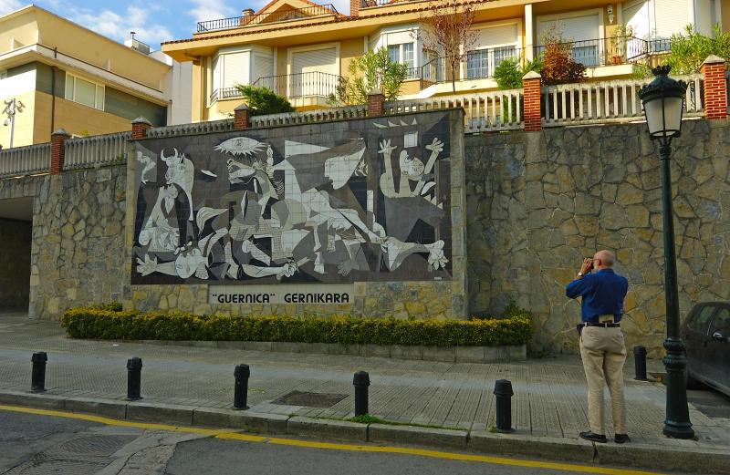 Mural en Gernika, Vizcaya 2005 © Heinz Hebeisen/ Iberimage