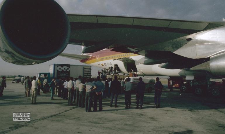 Jesús González. Llegada del Guernica al aeropuerto de Barajas de Madrid, 1981