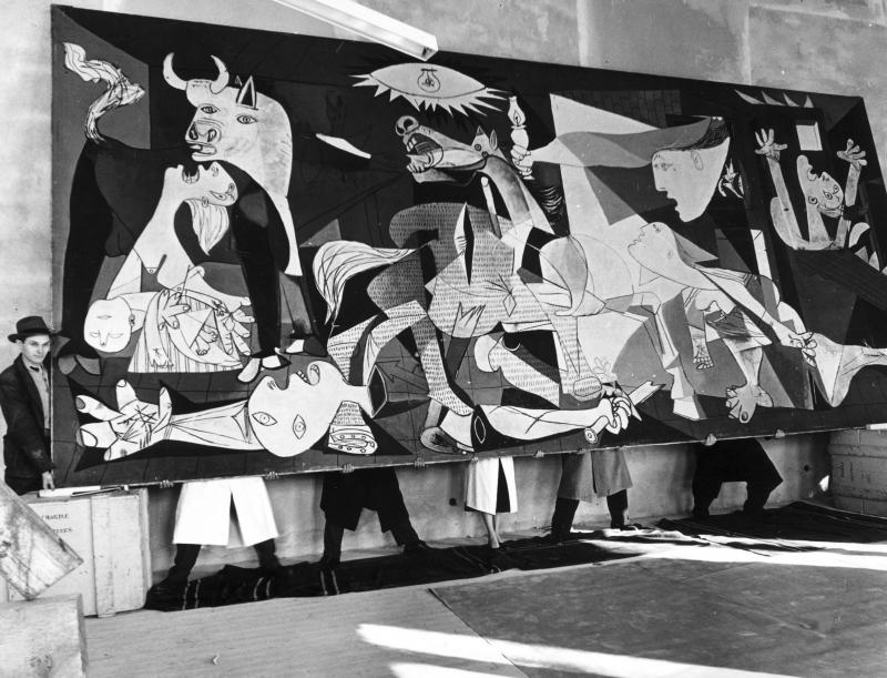 Montaje de la exposición  'Guernica, avec 60 études' en el Nationalmuseum de Estocolmo, 1956 © Kary Lasch/DN//TT