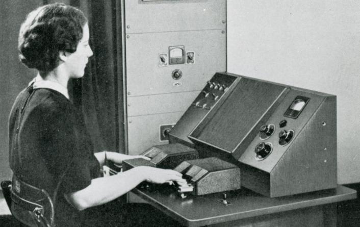 Helen Harper practicando con el Voder The Etude. Music Magazine, septiembre de 1939 Helen Harper practicando con el Voder The Etude. Music Magazine, septiembre de 1939