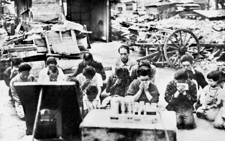 El pueblo japonés arrodillado, escuchando la radio en Tokio, mientras el emperador Hirohito anuncia su rendición en la Segunda Guerra Mundial