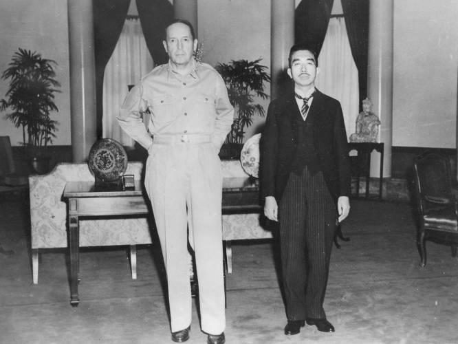 Gaetano Faillace. General McArthur y el emperador Hirohito en el cuartel general de los aliados en Tokio. 17 de septiembre de 1945