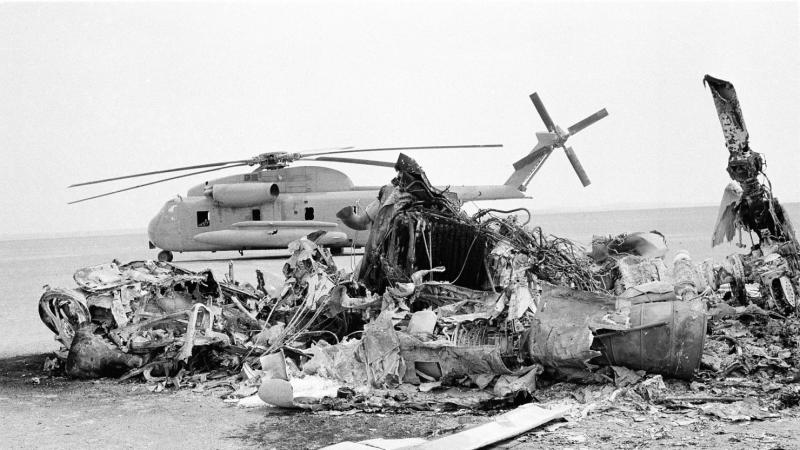 Plane wreck from failed secret mission Operation Eagle Claw © Associated Press